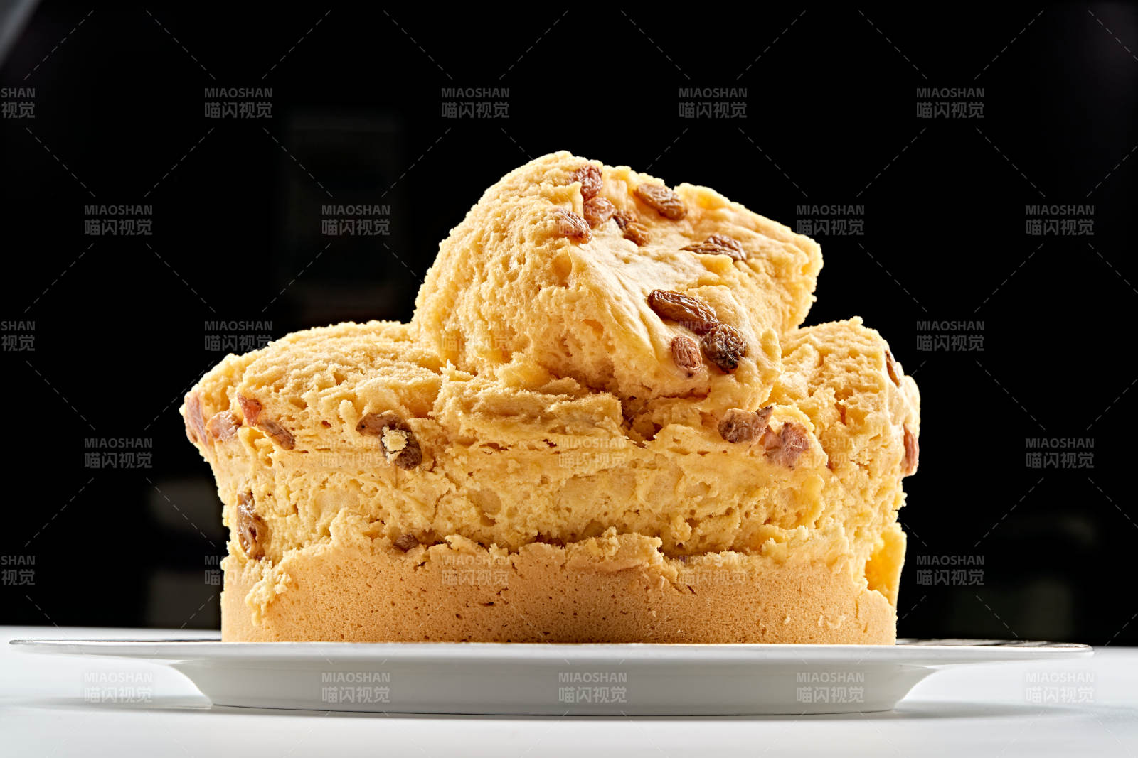 精美瓷餐具装的杂粮坚果黄馍馍图片