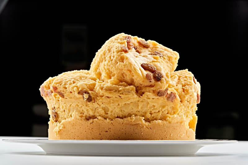 精美瓷餐具装的杂粮坚果黄馍馍图片