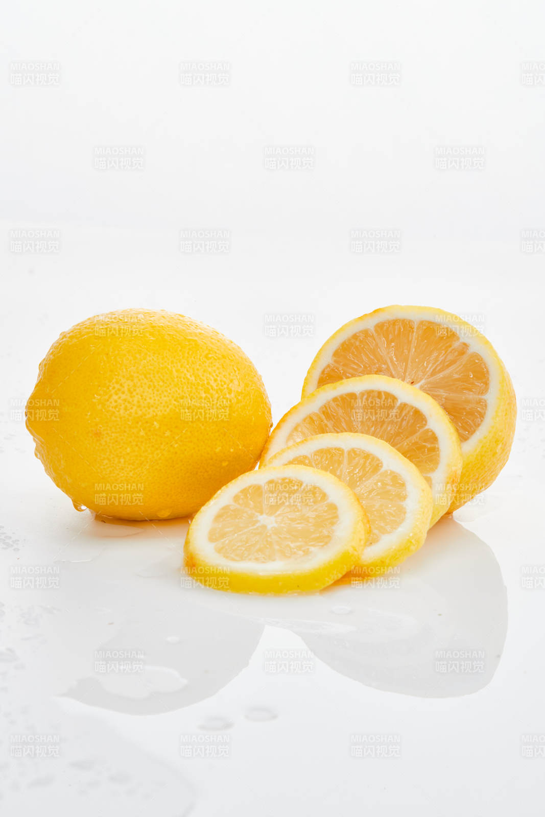 白色背景上摆放的新鲜水嫩柠檬及切片图片