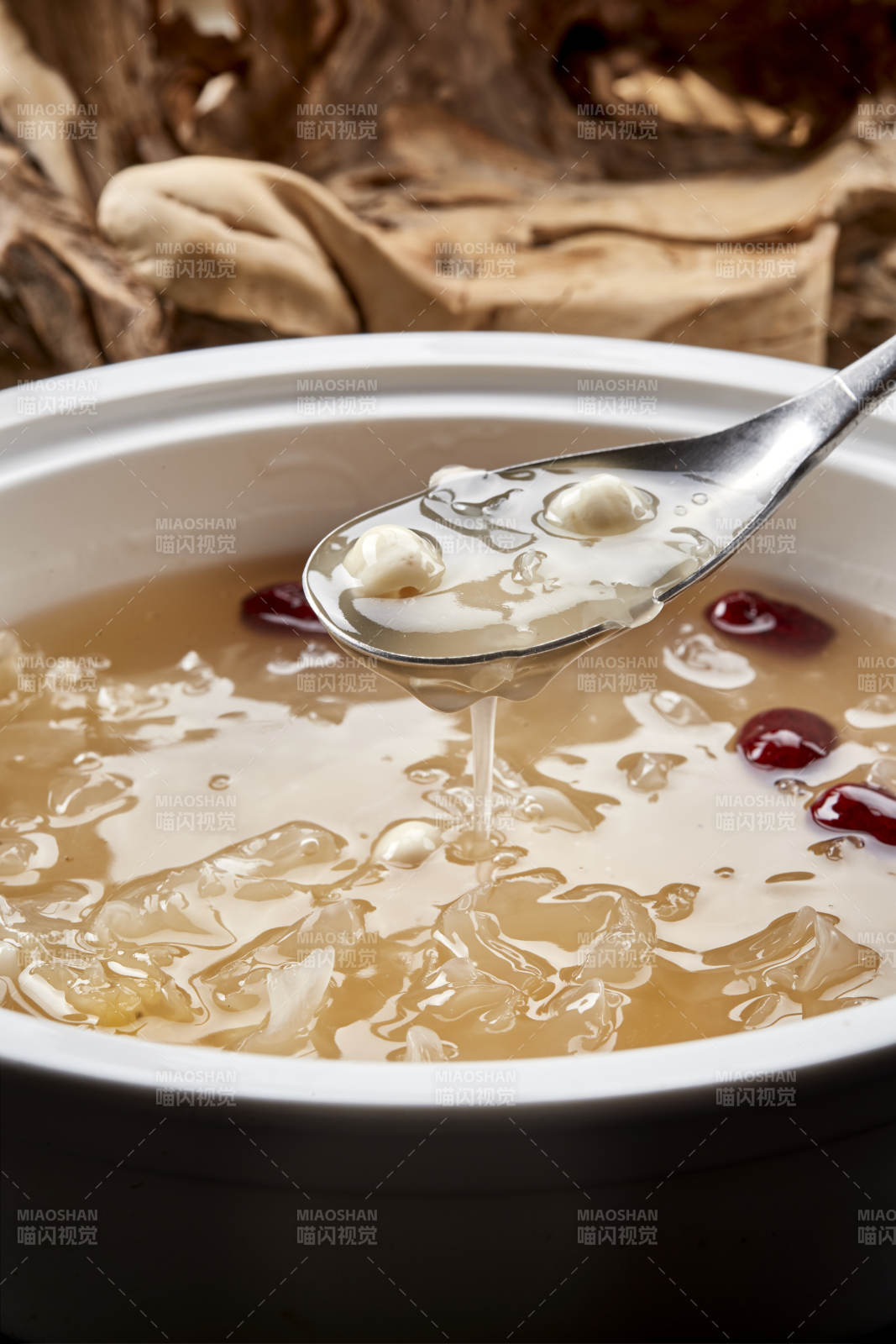 白瓷汤盆装的红枣银耳枸杞莲子羹图片