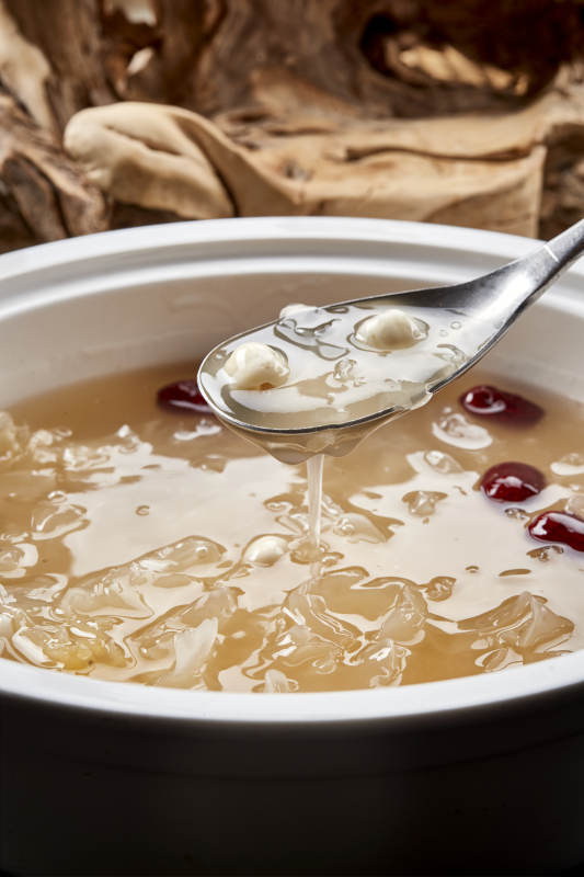 白瓷汤盆装的红枣银耳枸杞莲子羹图片