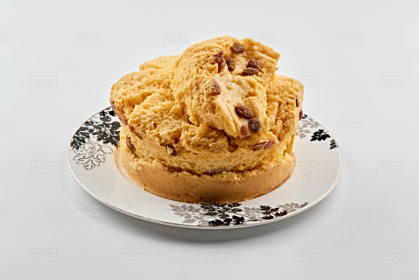 精美瓷餐具装的杂粮坚果黄馍馍图片