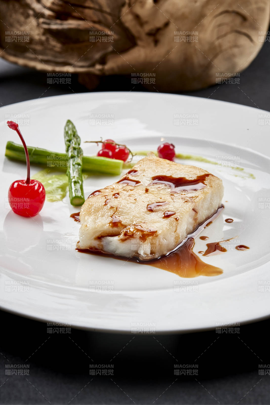 日式铁板烧浇汁香煎银鳕鱼图片