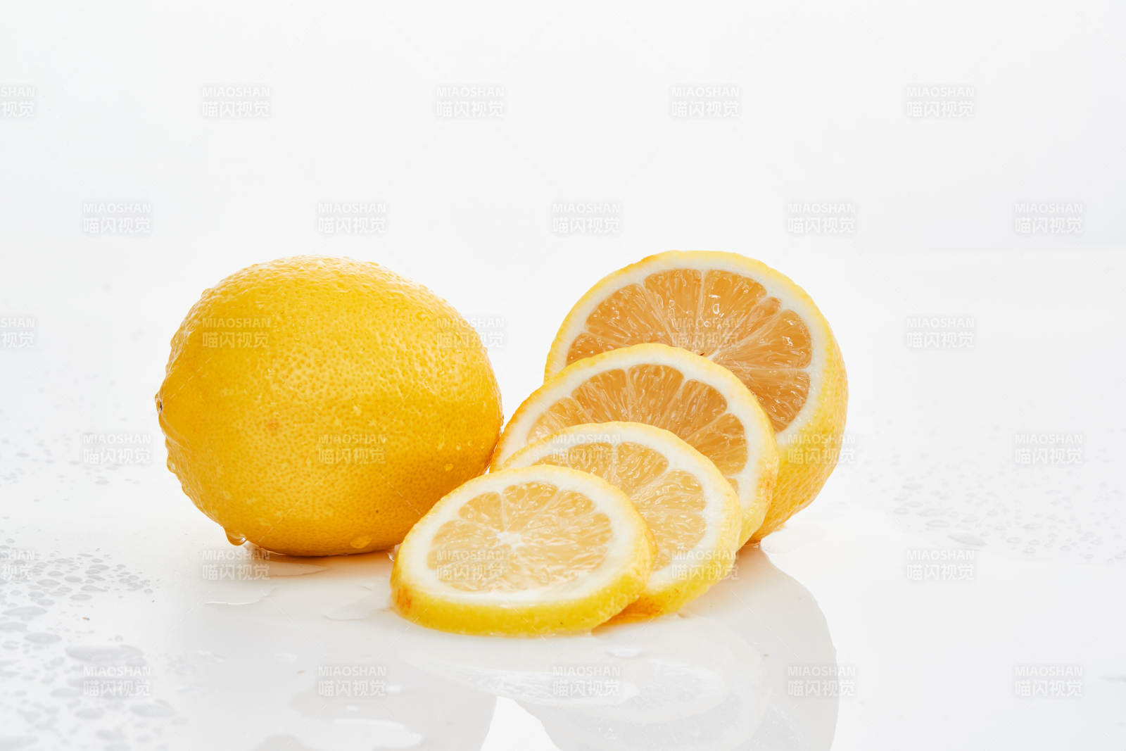 白色背景上摆放的新鲜水嫩柠檬及切片图片
