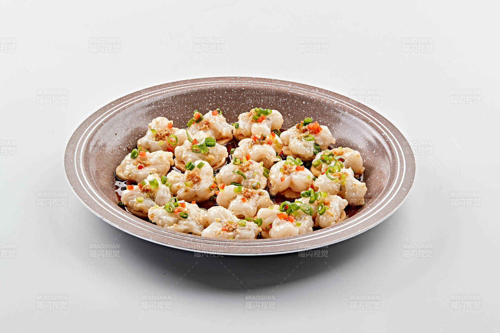 石盘器皿装的葱香油爆大虾仁图片