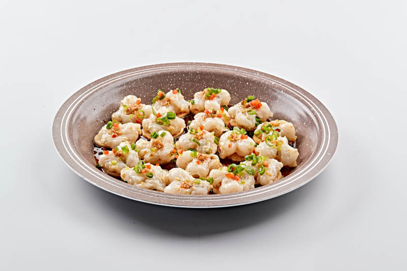 石盘器皿装的葱香油爆大虾仁图片
