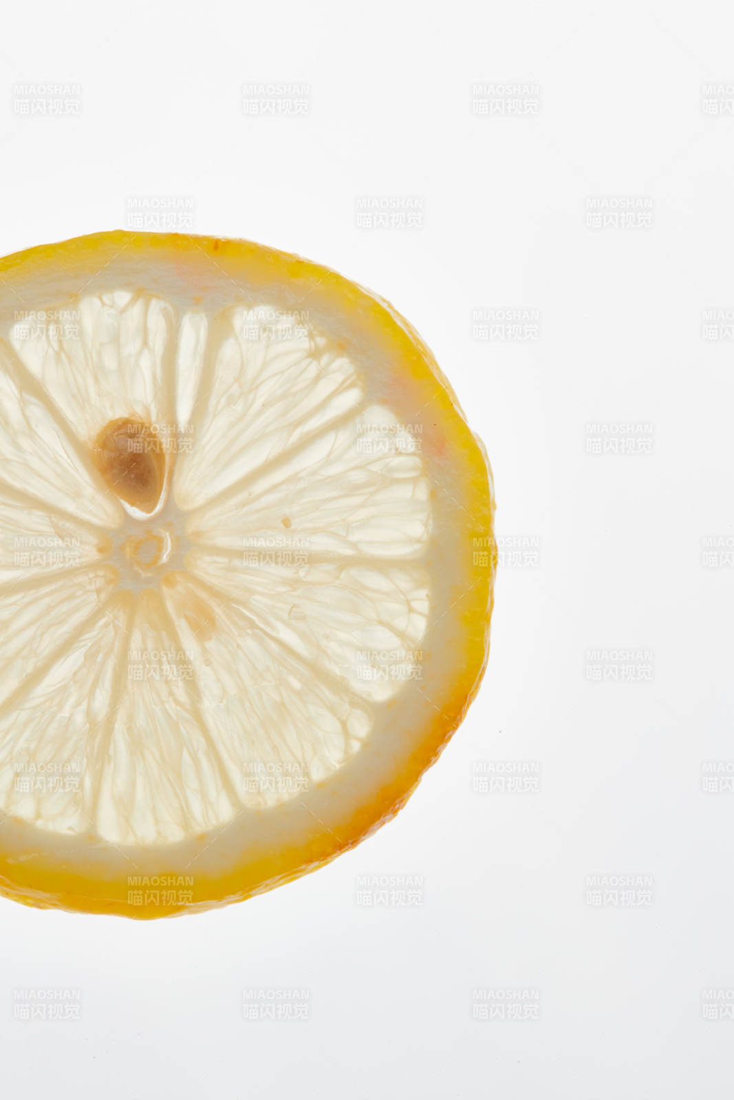 白色背景上摆放的新鲜水嫩柠檬及切片图片