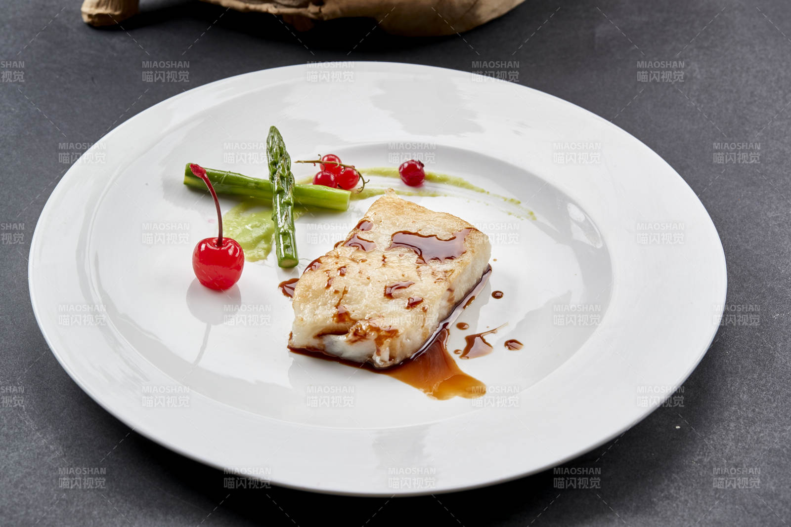 日式铁板烧浇汁香煎银鳕鱼图片