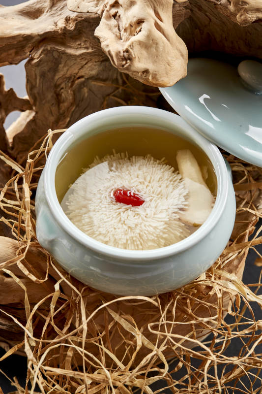 青瓷汤中装的淮扬菜枸杞菊花豆腐汤图片