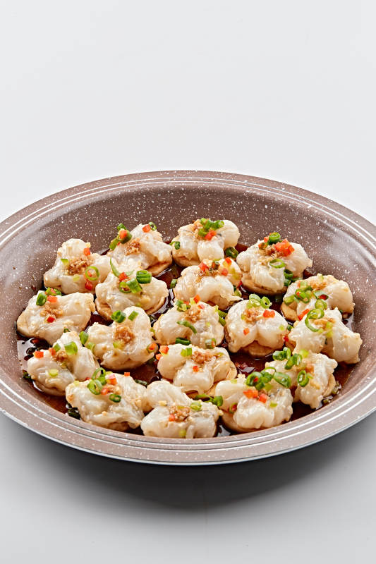 石盘器皿装的葱香油爆大虾仁图片