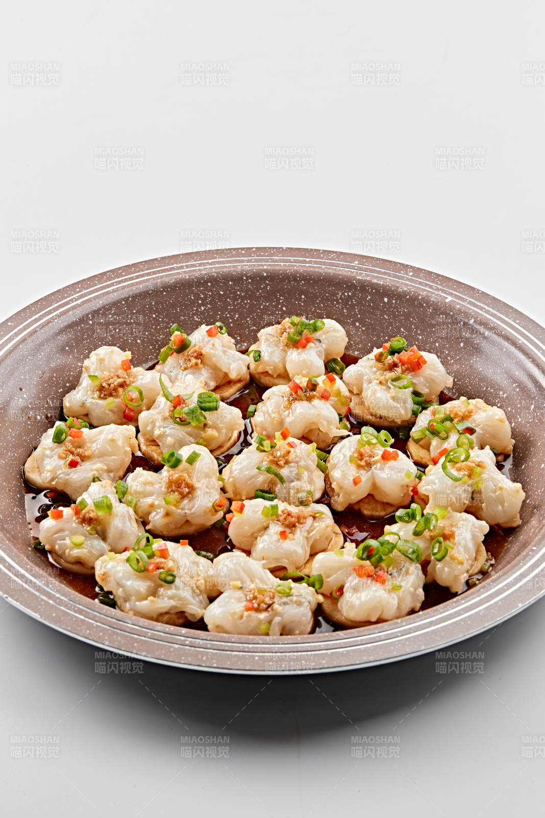 石盘器皿装的葱香油爆大虾仁图片
