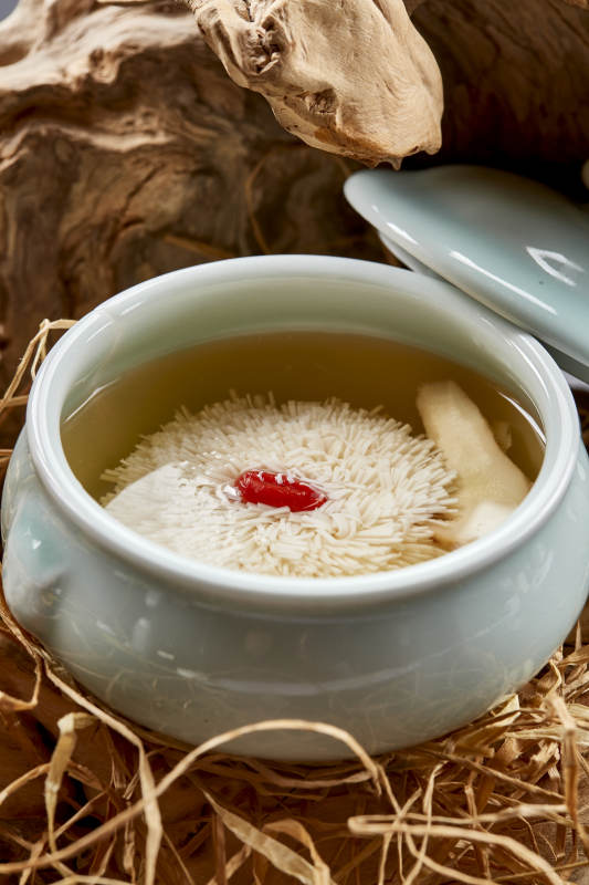 青瓷汤中装的淮扬菜枸杞菊花豆腐汤图片