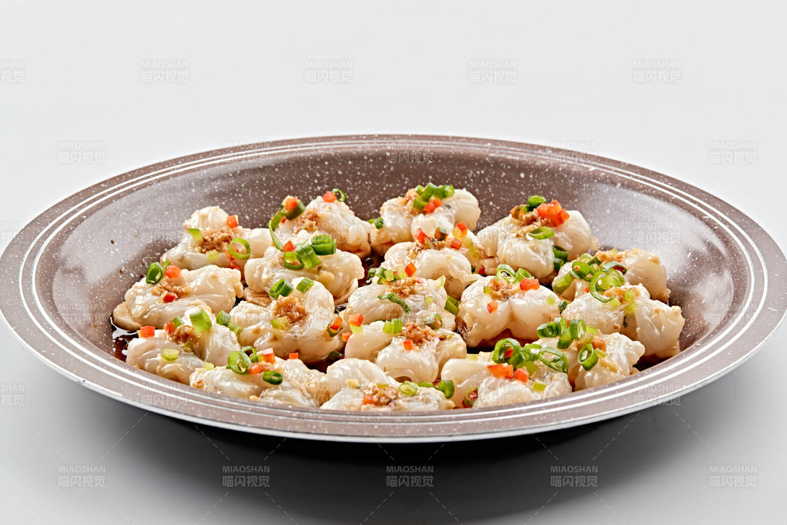 石盘器皿装的葱香油爆大虾仁图片