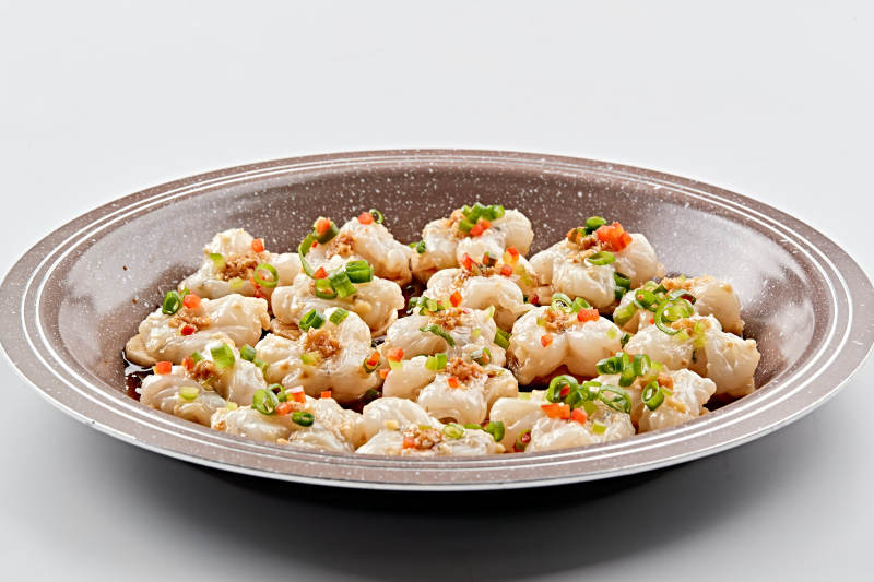 石盘器皿装的葱香油爆大虾仁图片