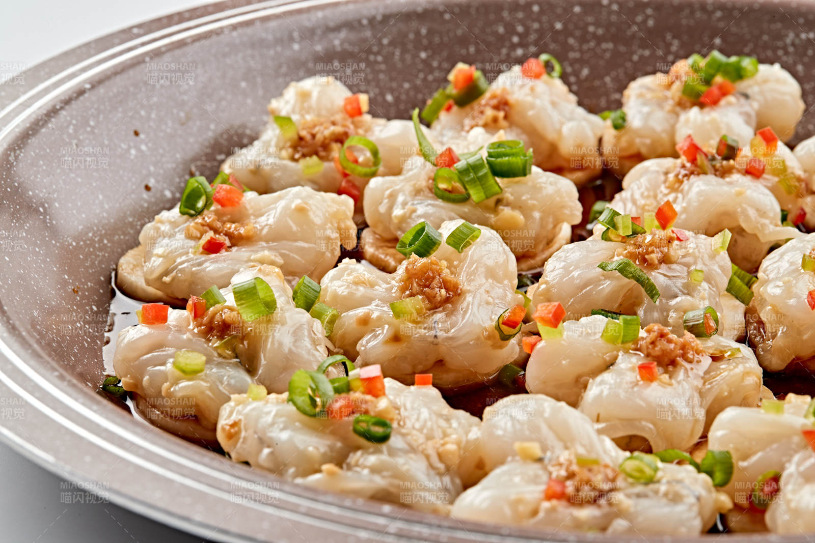 石盘器皿装的葱香油爆大虾仁图片