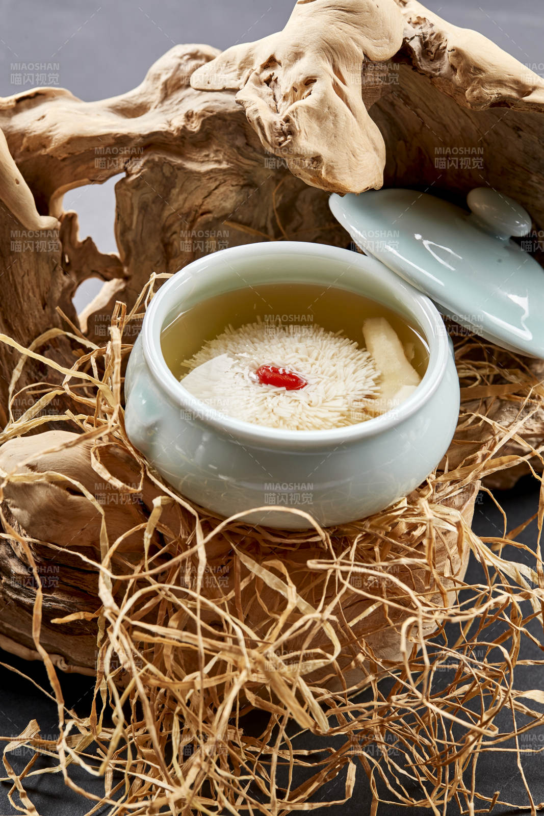 青瓷汤中装的淮扬菜枸杞菊花豆腐汤图片