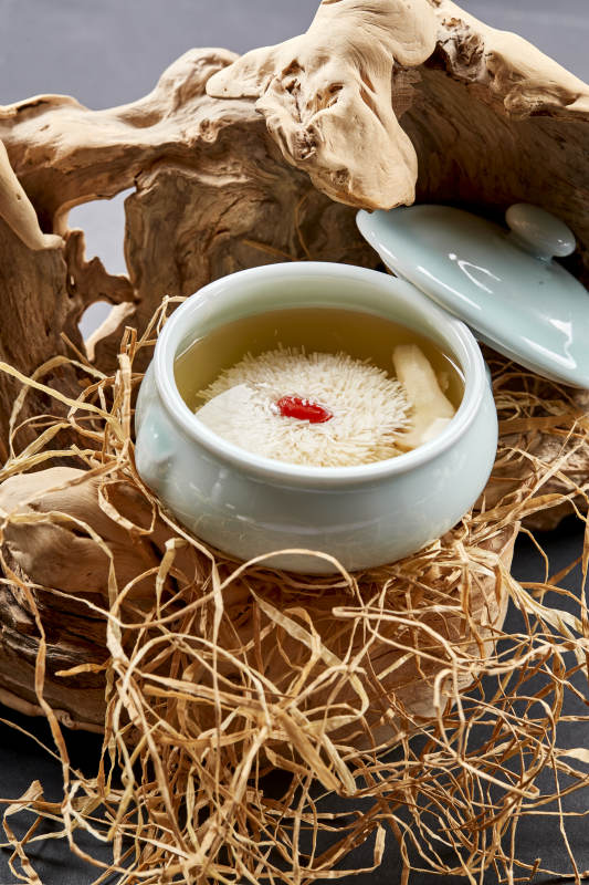 青瓷汤中装的淮扬菜枸杞菊花豆腐汤图片