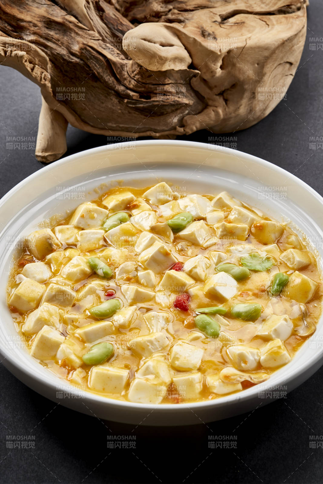 白色圆瓷盘装的蟹黄芸豆焗豆腐图片