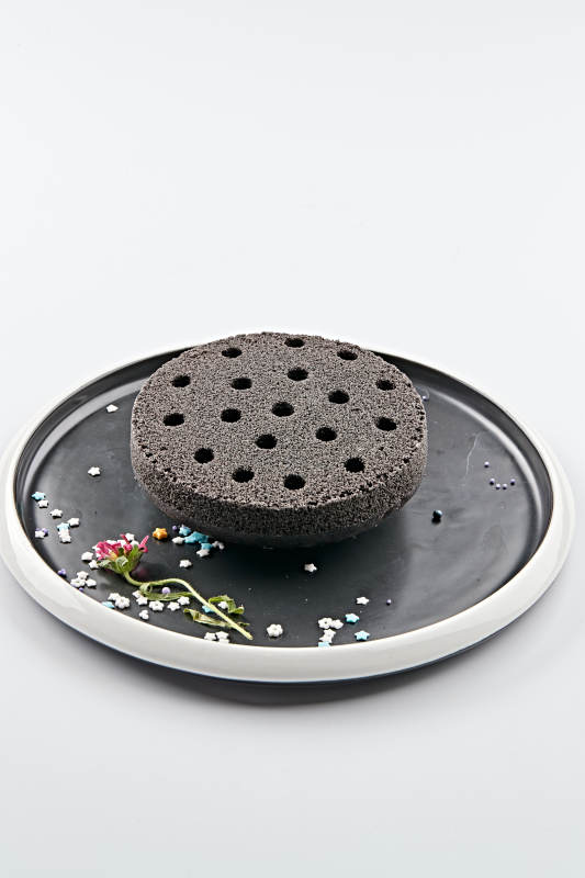 精美餐具装的竹炭粉黑米面蜂窝米糕图片