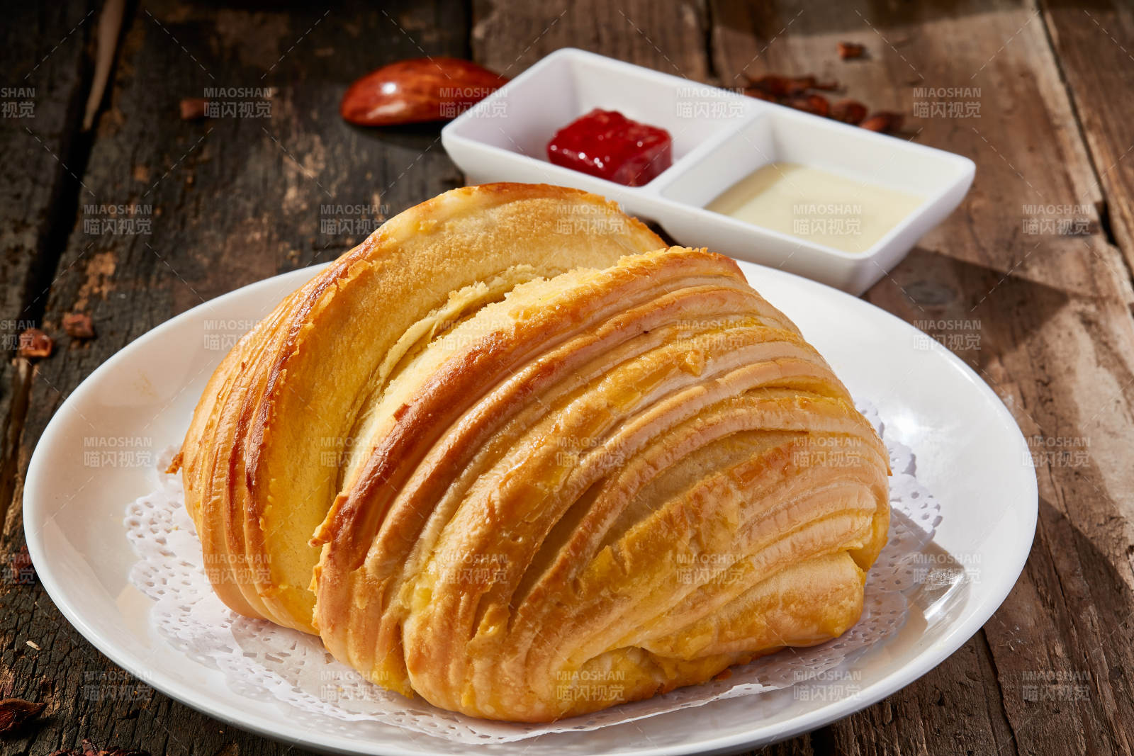 炼乳腐乳烘烤大花卷图片