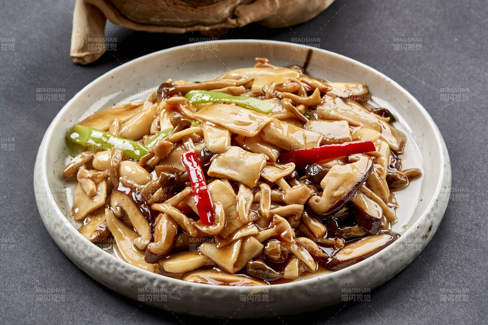 精美餐具装的素炒山珍菌图片