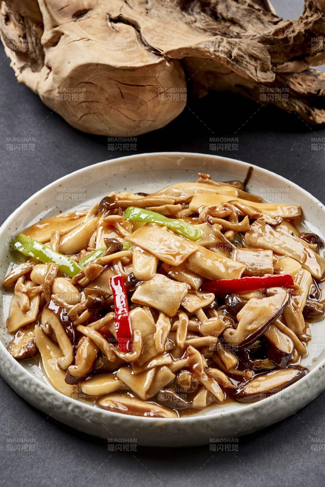 精美餐具装的素炒山珍菌图片