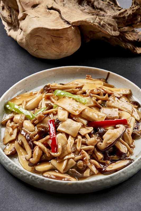 精美餐具装的素炒山珍菌图片