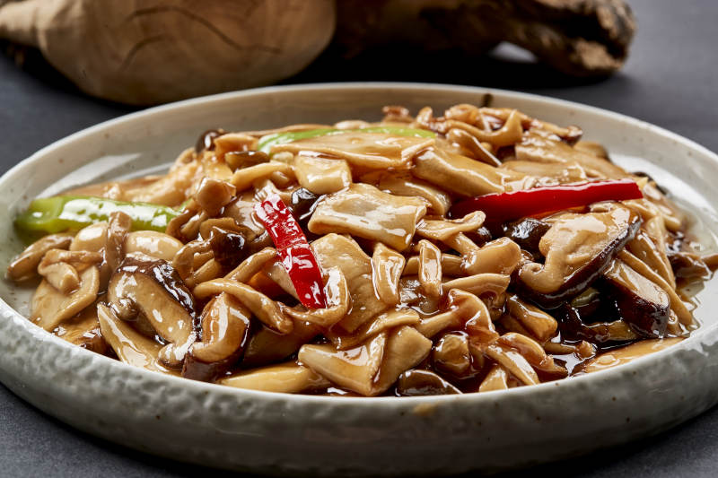 精美餐具装的素炒山珍菌图片