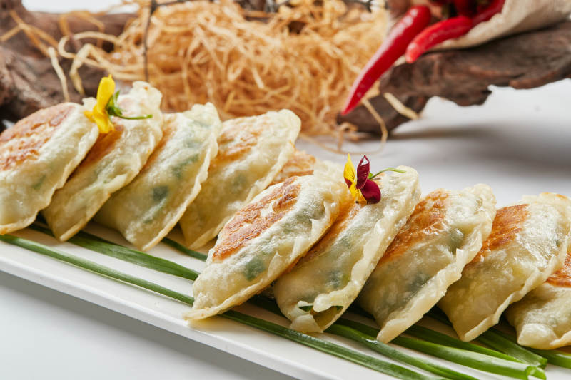 白色瓷盘装的韭菜素盒子图片