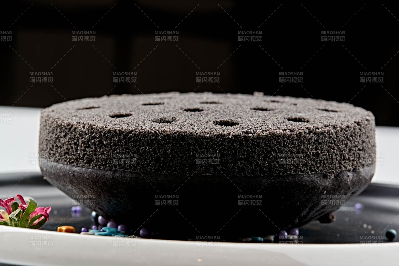 精美餐具装的竹炭粉黑米面蜂窝米糕图片