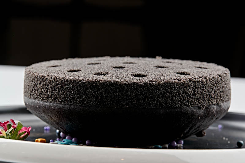 精美餐具装的竹炭粉黑米面蜂窝米糕图片