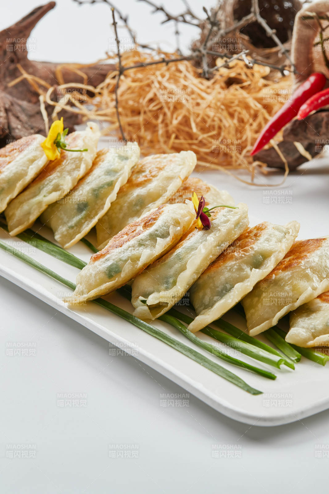 白色瓷盘装的韭菜素盒子图片