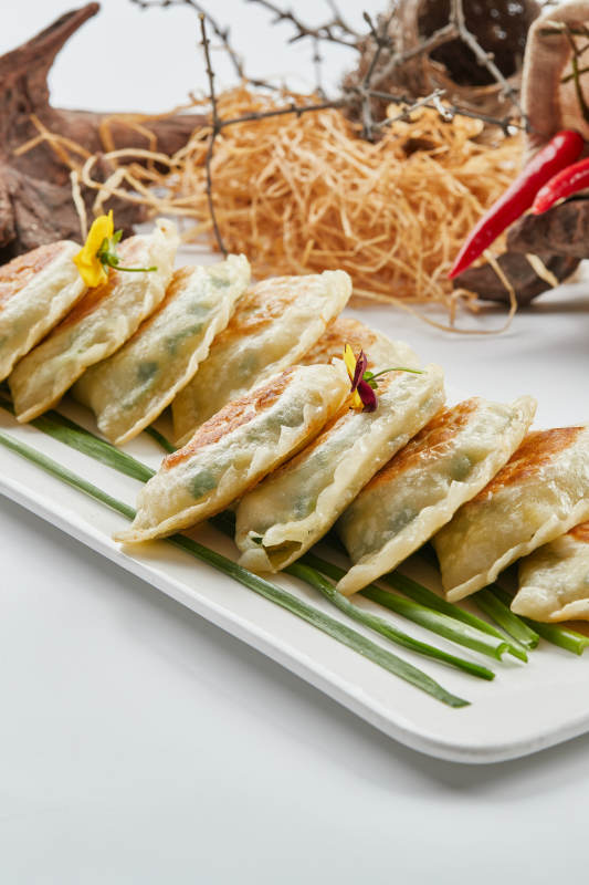 白色瓷盘装的韭菜素盒子图片