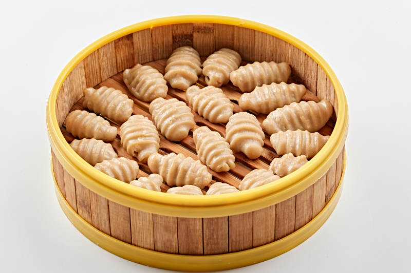 精美竹笼屉装的香蒸莜面猫耳朵图片