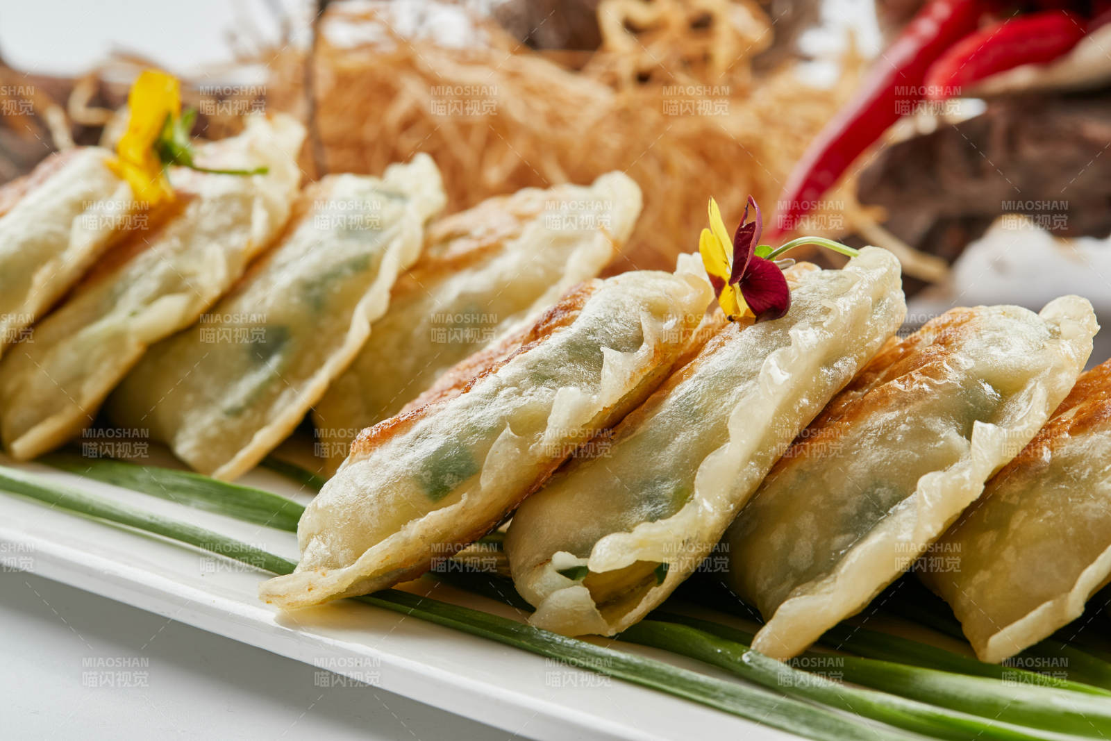 白色瓷盘装的韭菜素盒子图片