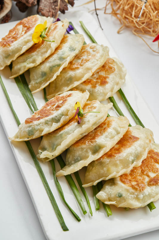 白色瓷盘装的韭菜素盒子图片