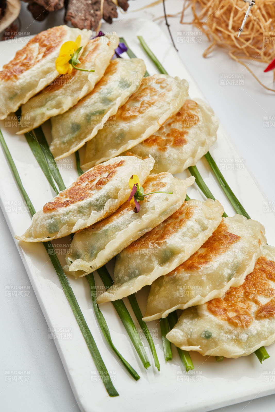 白色瓷盘装的韭菜素盒子图片