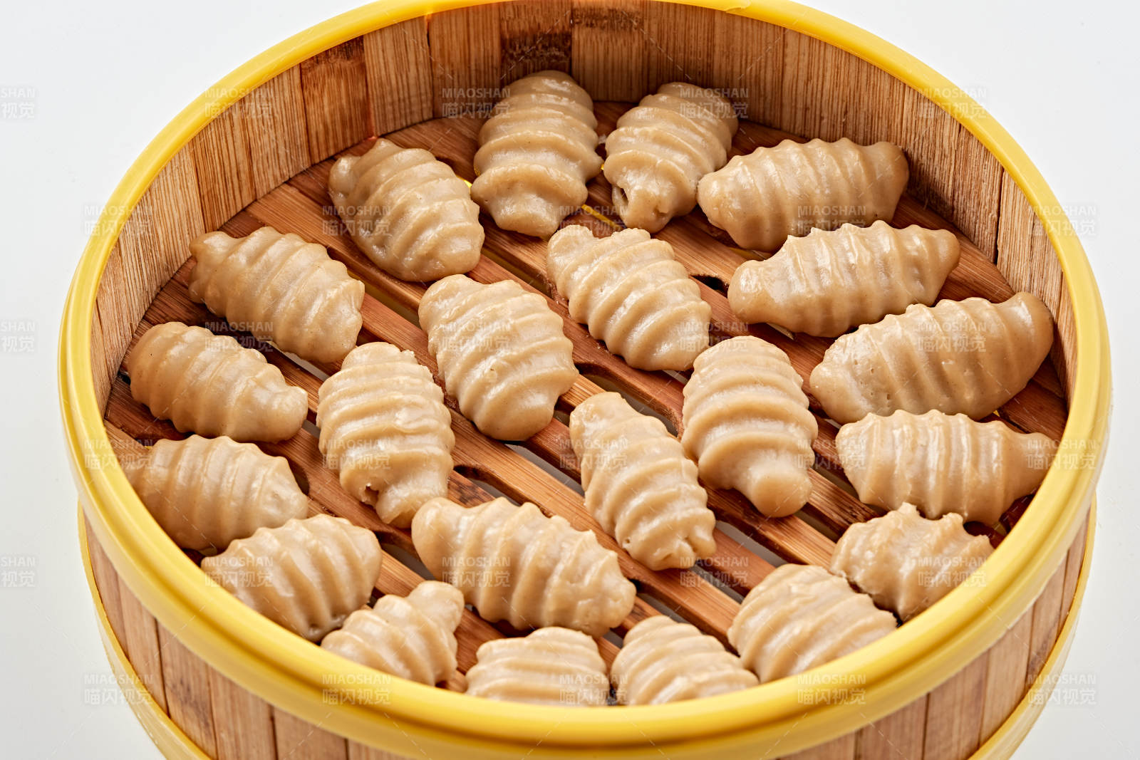 精美竹笼屉装的香蒸莜面猫耳朵图片