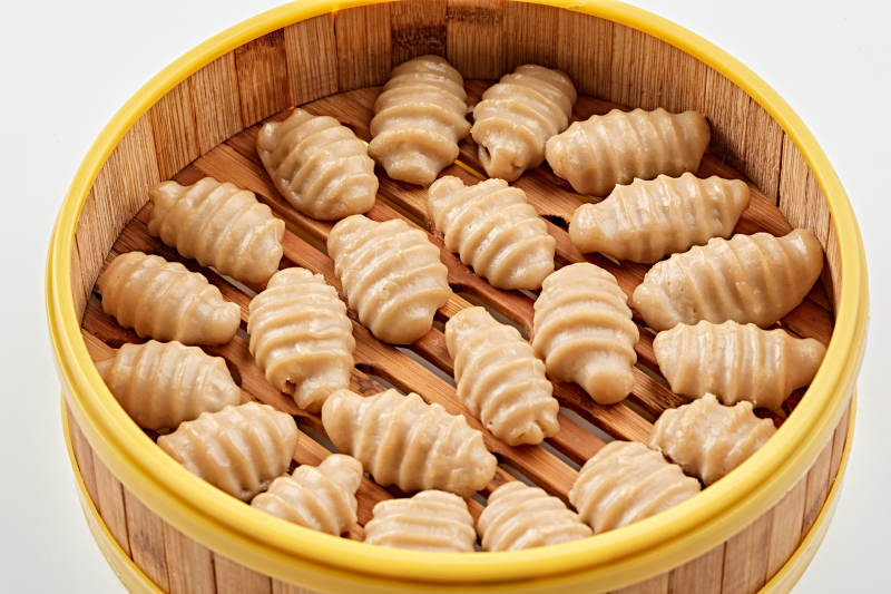 精美竹笼屉装的香蒸莜面猫耳朵图片