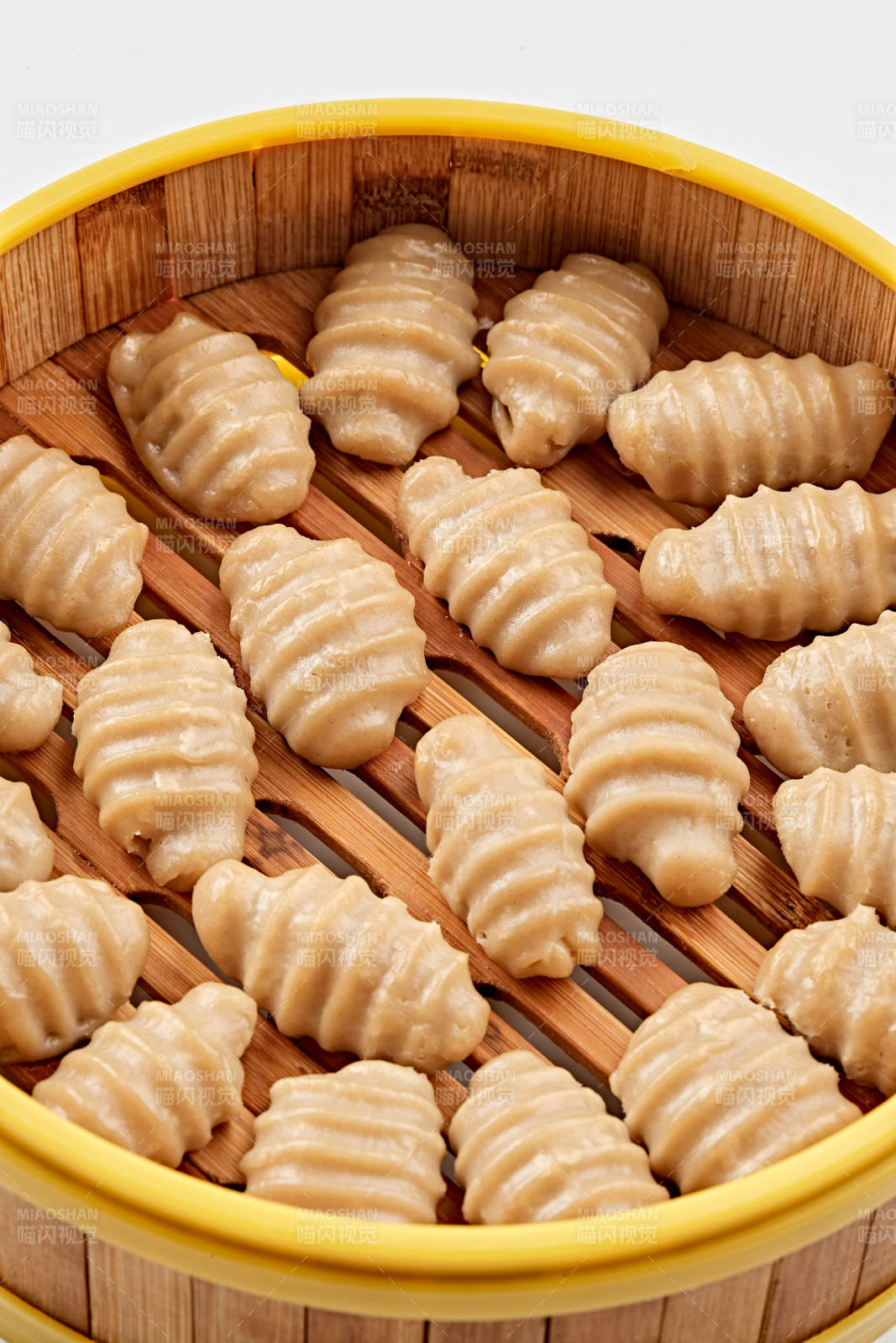 精美竹笼屉装的香蒸莜面猫耳朵图片