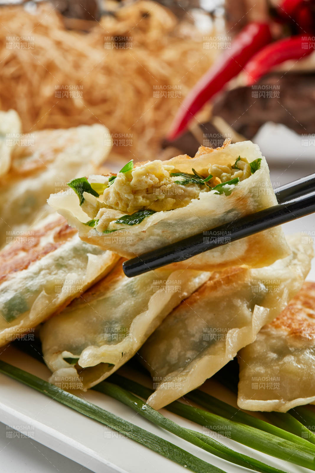 白色瓷盘装的韭菜素盒子图片