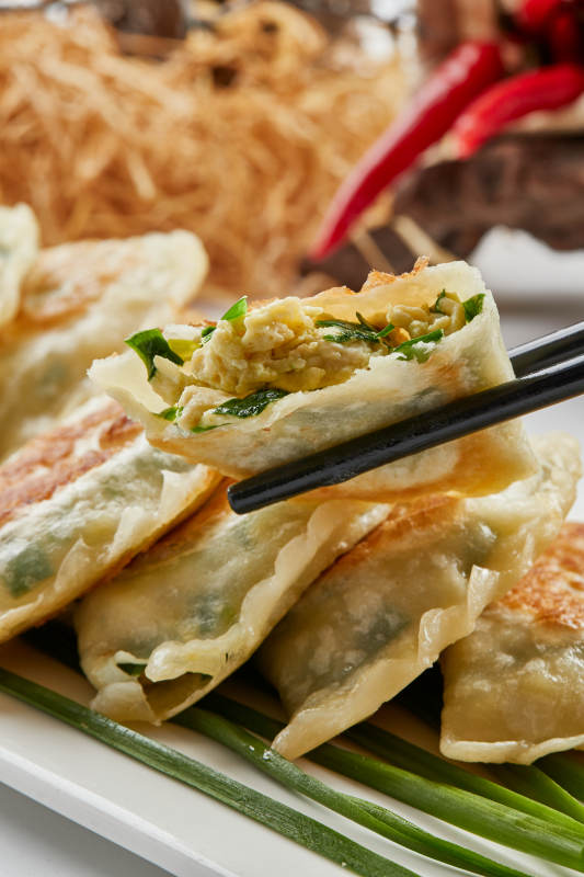 白色瓷盘装的韭菜素盒子图片