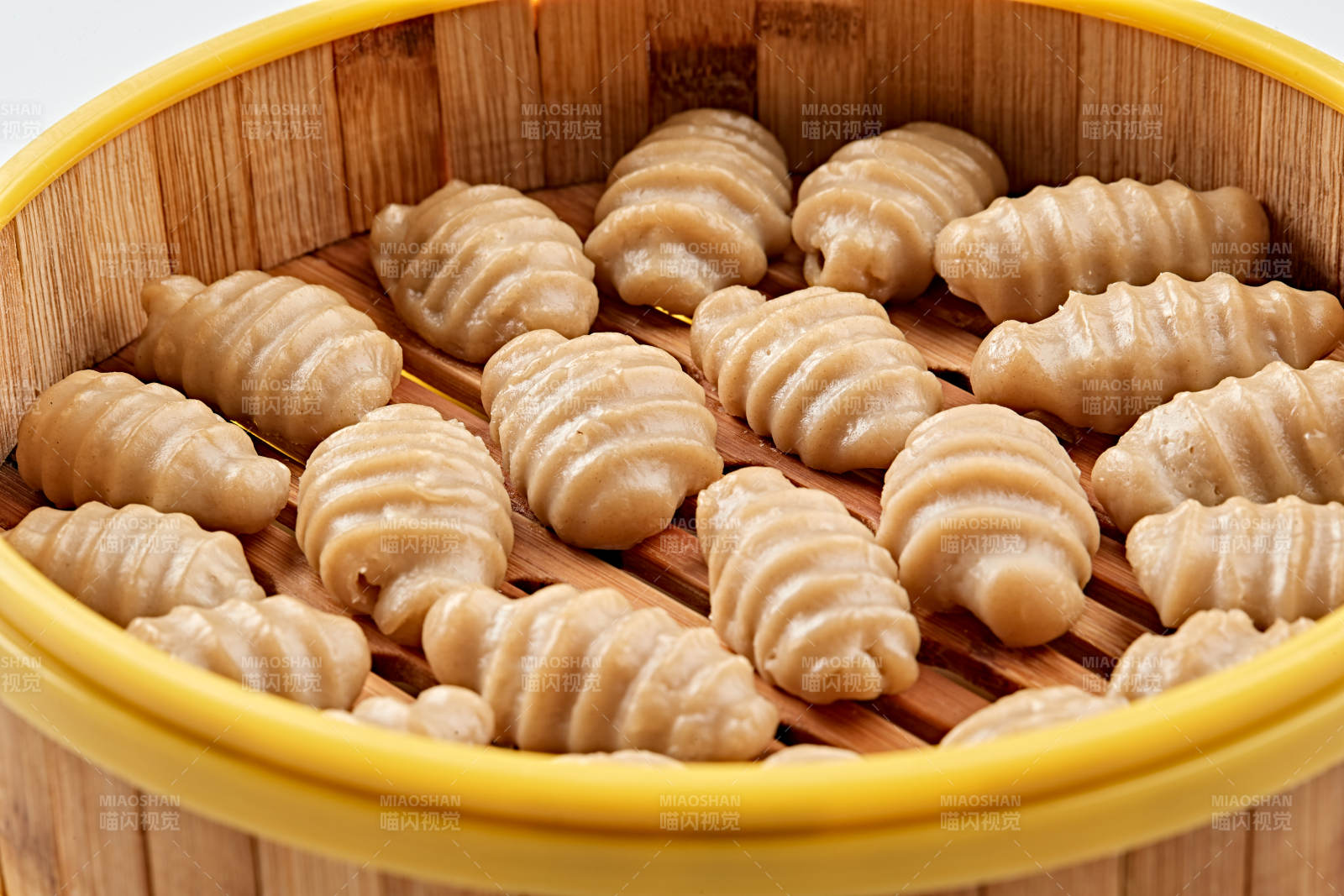 精美竹笼屉装的香蒸莜面猫耳朵图片