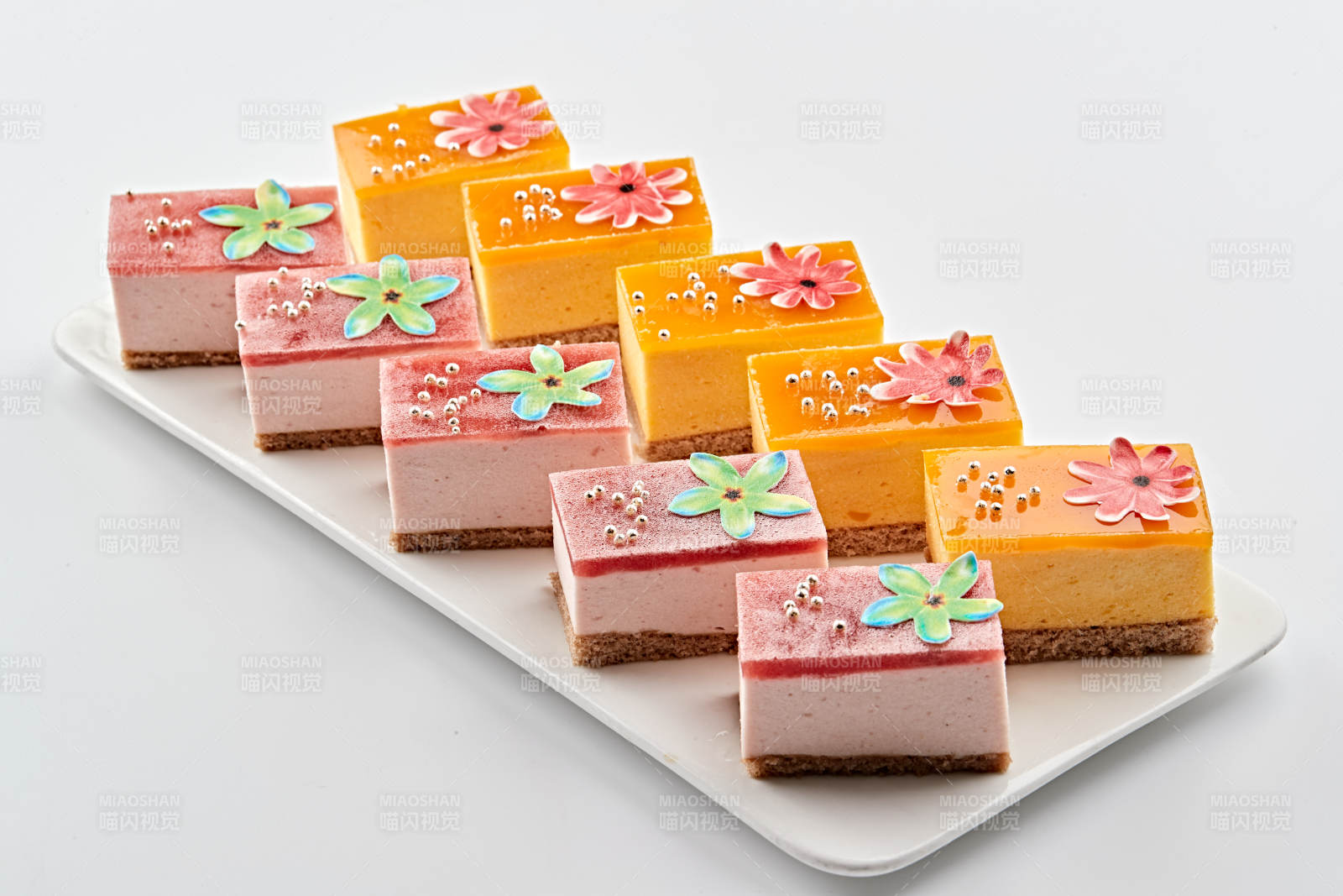 白色瓷盘装的果冻奶油起司蛋糕图片