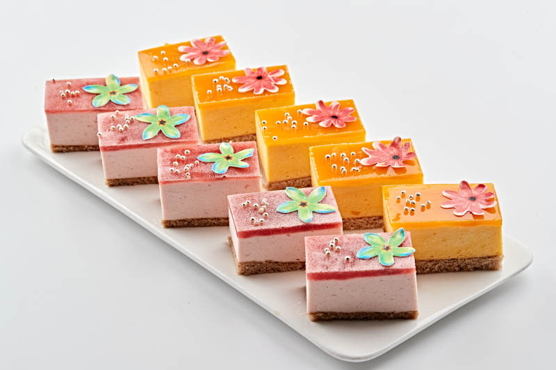 白色瓷盘装的果冻奶油起司蛋糕图片