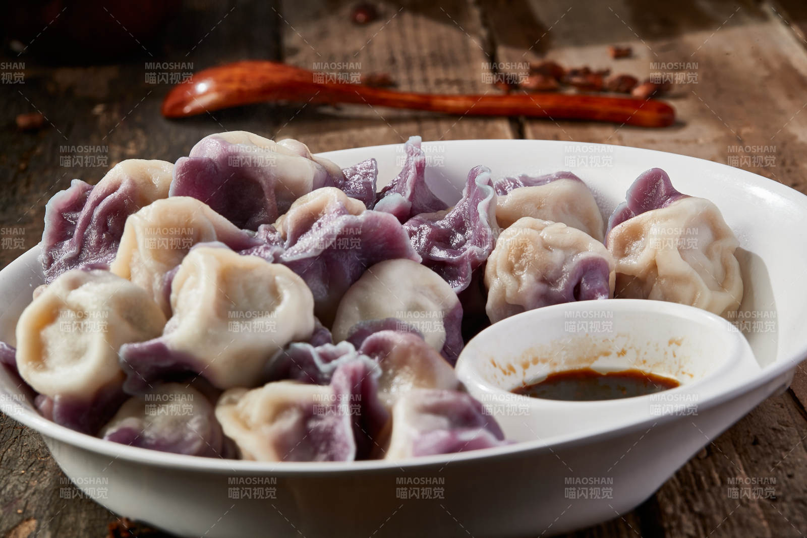 白色瓷盘装的手工现包水饺图片