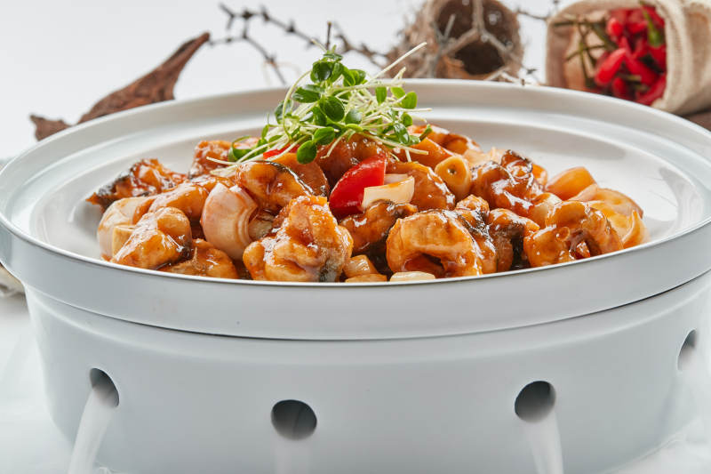 白瓷餐具装的酱爆白鳝图片