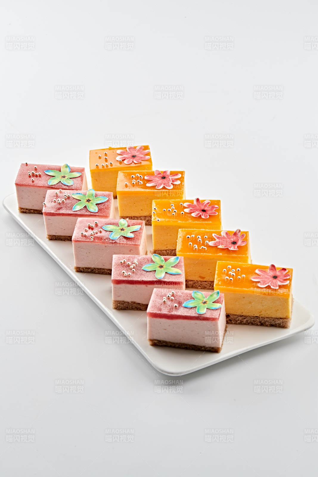 白色瓷盘装的果冻奶油起司蛋糕图片