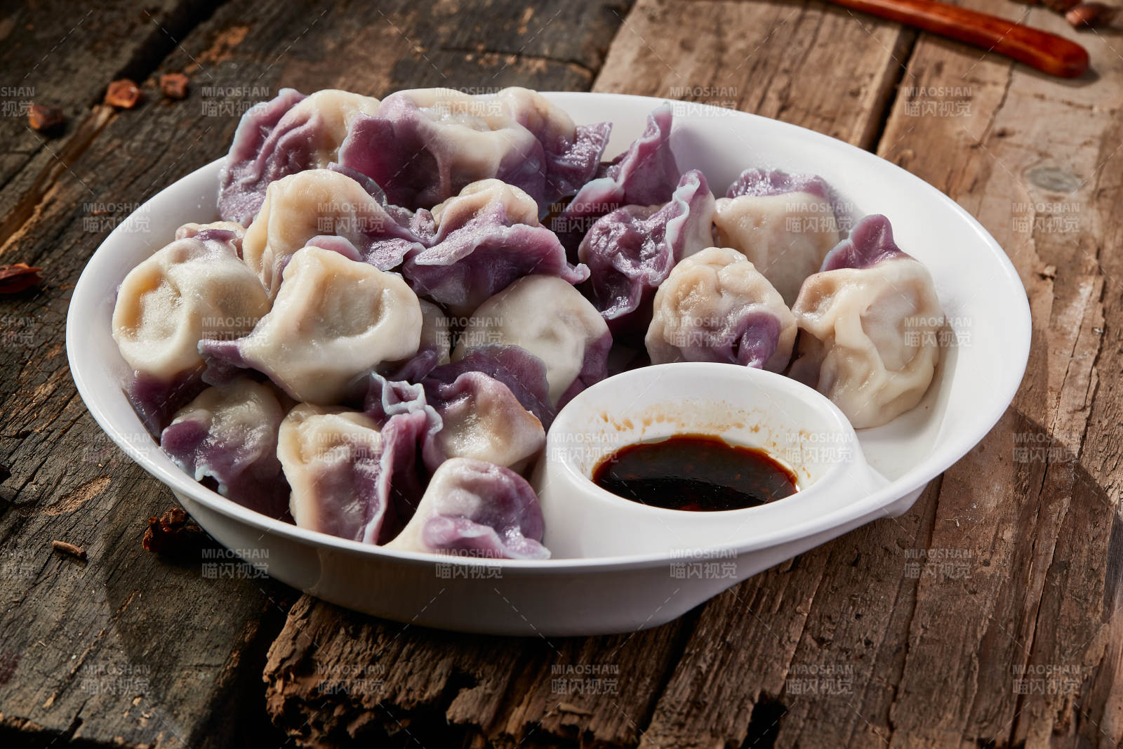 白色瓷盘装的手工现包水饺图片