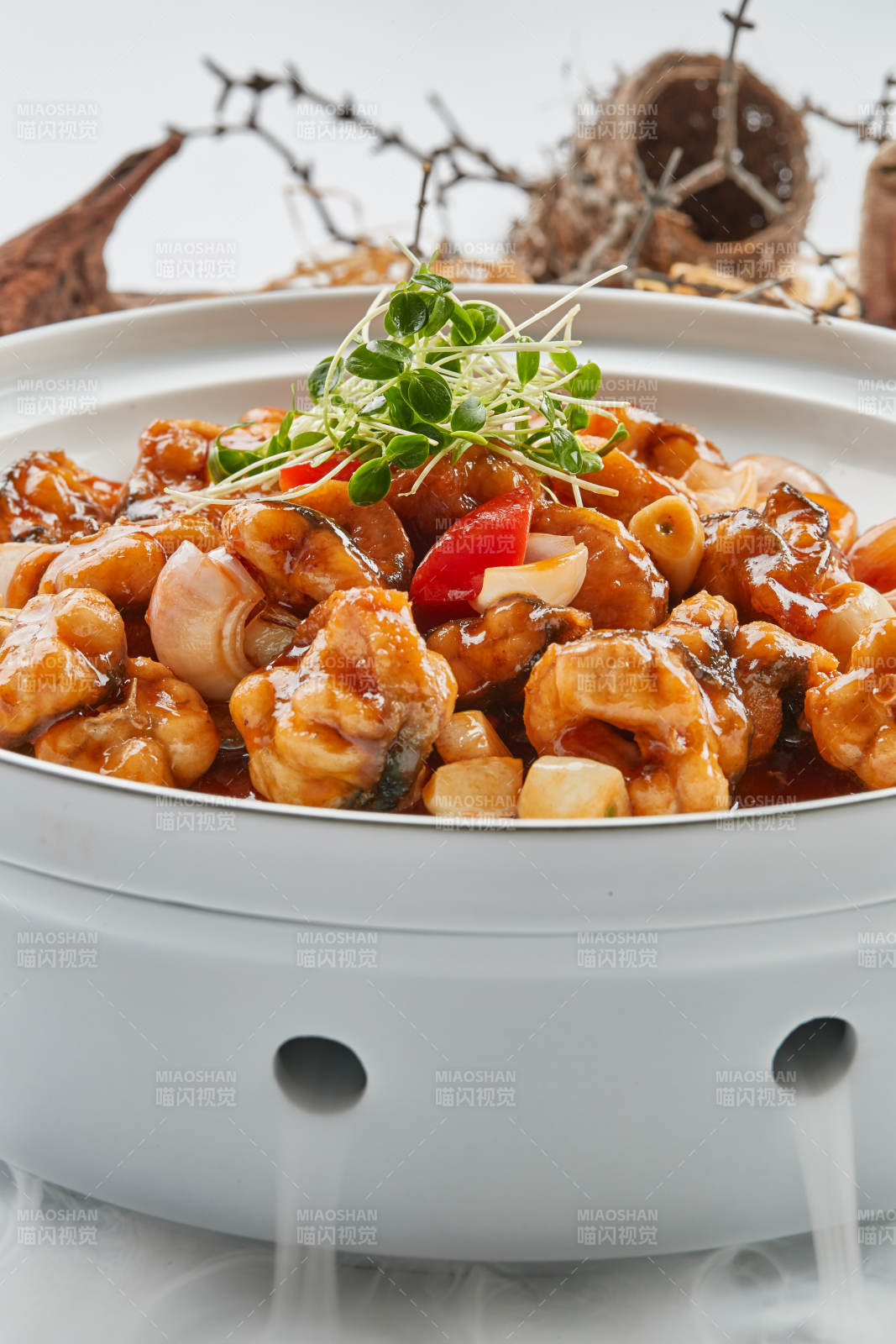 白瓷餐具装的酱爆白鳝图片